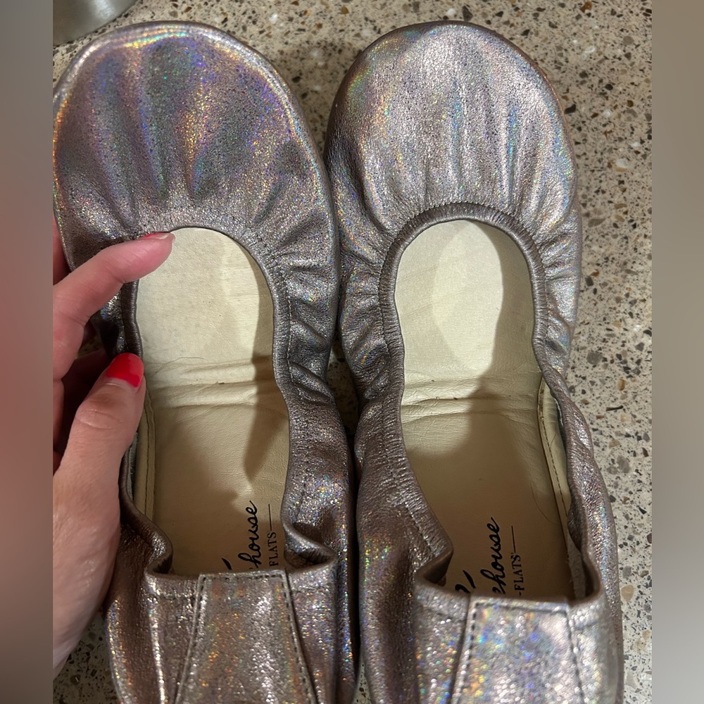 Women’s size 10 storehouse flats
A brown iridescent shimmer